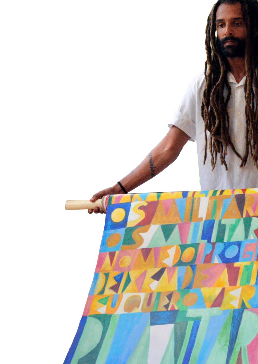 Lucas Ururahy segurando O Pergaminho, pintura em rolo