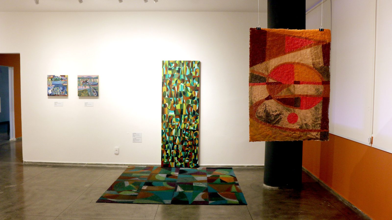 Vista da exposição Chama Maré no Museu Bispo do Rosário